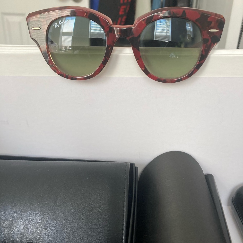 Ray bans shades/ sunglasses